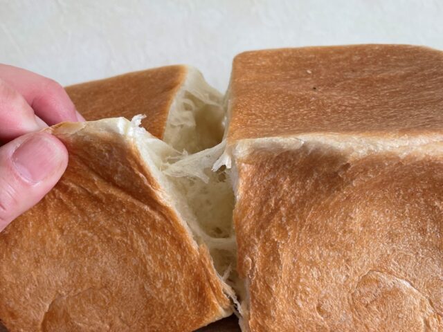 前田パン手で避ける食パン