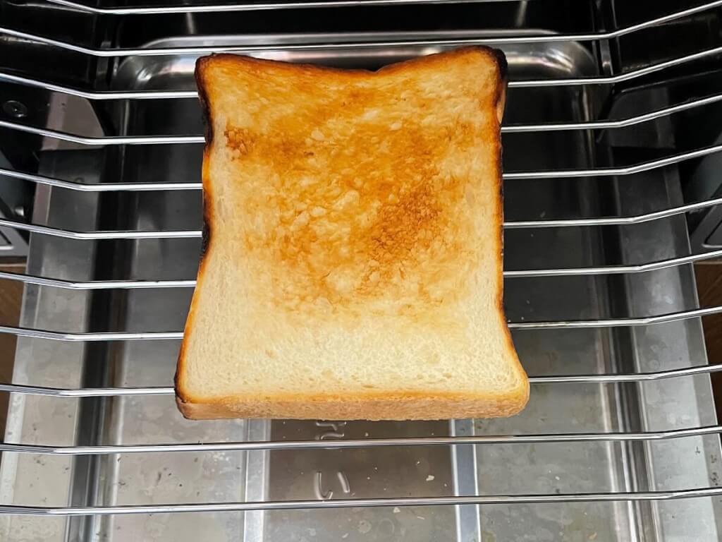 ガスコンロでパンを焼いている画像